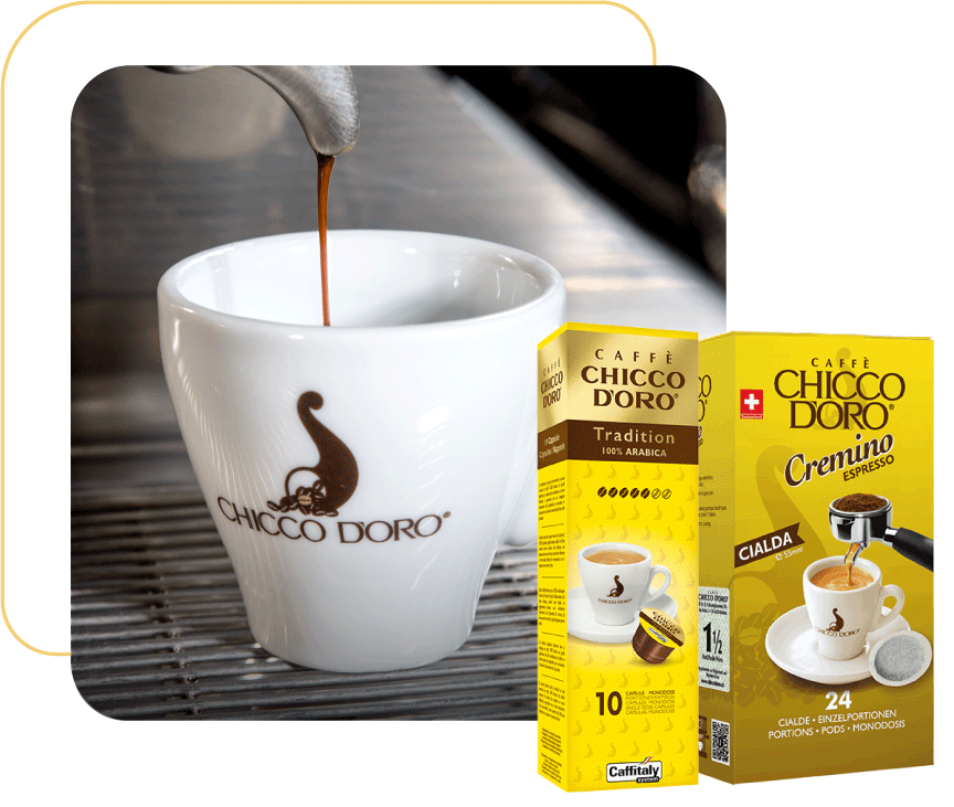 In primo piano due confezioni di prodotti Caffè Chicco D'oro: la cialda cremino espresso e le capsule Tradition, in secondo piano un'immagine di un'erogazione di caffè in tazzina caffè Chicco D'oro