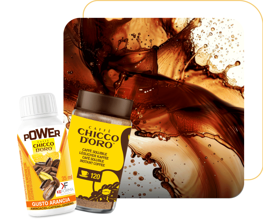 Composizione astratta di caffè liquido che si muove in onde sinuose e schizzi e in sovrapposizione due prodotti: Power Caffè Chicco D'oro gusto arancia e Caffè Chicco D'oro solubile